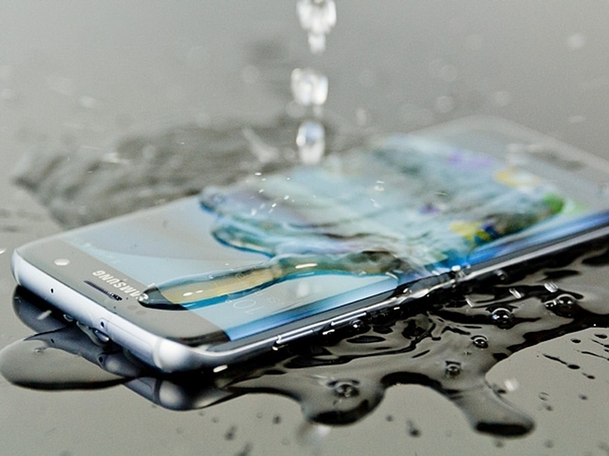 Portada. Celular mojado.